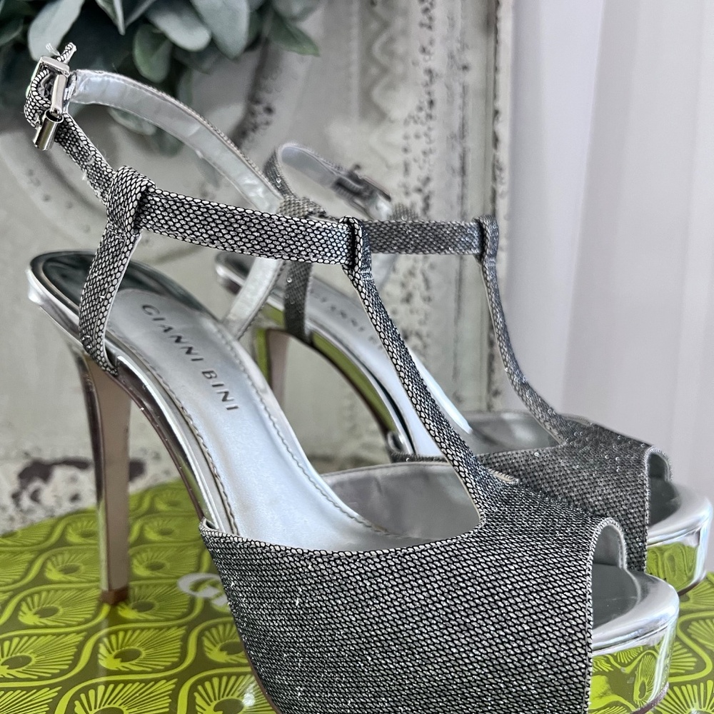 Gianni Bini Metallic Silver Platform Heels. - Picture 5 of 11